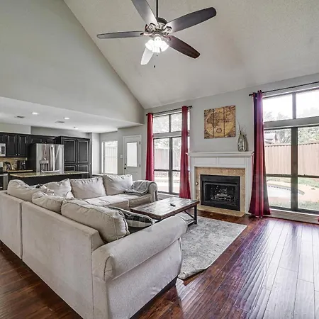 Carrollton Home With Pool 10 Mi To Lake Lewisville!